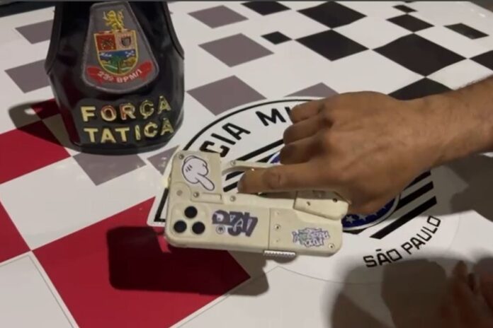 “iphone-calibre.380”:-homem-e-preso-com-arma-disfarcada-de-celular “iphone-calibre.380”:-homem-e-preso-com-arma-disfarcada-de-celular