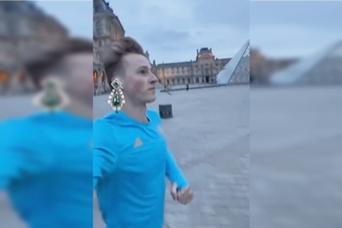 roubo-no-museu-do-louvre-provoca-onda-de-memes-pelo-mundo.-video roubo-no-museu-do-louvre-provoca-onda-de-memes-pelo-mundo.-video