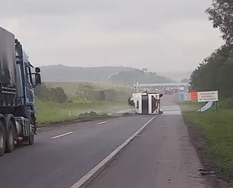 video:-acidente-com-caminhao-tanque-interdita-trecho-da-br-324-em-amelia-rodrigues video:-acidente-com-caminhao-tanque-interdita-trecho-da-br-324-em-amelia-rodrigues
