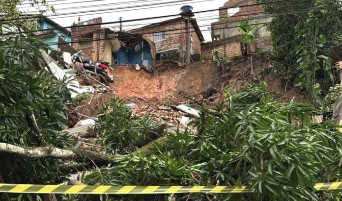 deslizamento-de-encosta-deixa-uma-pessoa-morta-e-destroi-casas-em-arraial-d’ajuda deslizamento-de-encosta-deixa-uma-pessoa-morta-e-destroi-casas-em-arraial-d’ajuda
