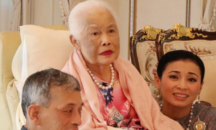 morre-rainha-mae-da-tailandia,-figura-influente-do-glamour-e-do-poder morre-rainha-mae-da-tailandia,-figura-influente-do-glamour-e-do-poder