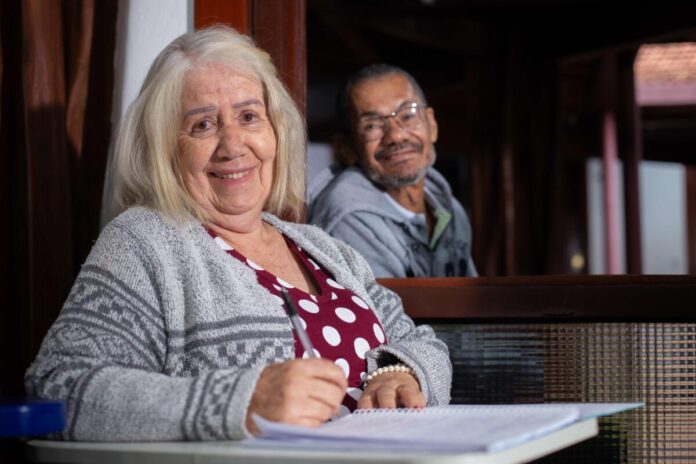 aos-80-anos,-aluna-da-unb-leva-marido-com-alzheimer-para-as-aulas aos-80-anos,-aluna-da-unb-leva-marido-com-alzheimer-para-as-aulas