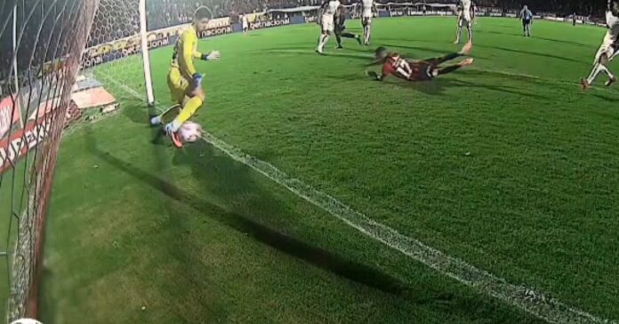 entrou-ou-nao-entrou:-lance-de-vitoria-x-corinthians-gera-duvida-se-bola-passou-totalmente-da-linha entrou-ou-nao-entrou:-lance-de-vitoria-x-corinthians-gera-duvida-se-bola-passou-totalmente-da-linha