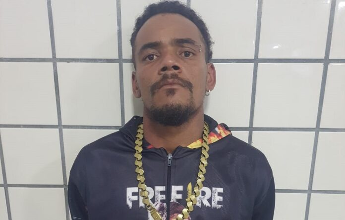pm-prende-foragido-da-justica-por-trafico-de-drogas-no-bairro-tancredo-neves,-em-teixeira-de-freitas pm-prende-foragido-da-justica-por-trafico-de-drogas-no-bairro-tancredo-neves,-em-teixeira-de-freitas