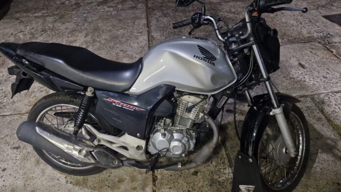 motocicleta-com-restricao-de-furto-e-recuperada-pela-pm-em-periperi motocicleta-com-restricao-de-furto-e-recuperada-pela-pm-em-periperi