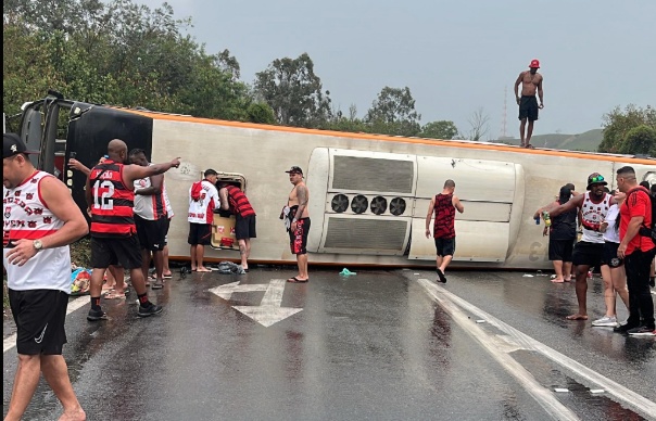 onibus-com-torcedores-do-flamengo-tomba-a-caminho-da-argentina-e-deixa-16-feridos onibus-com-torcedores-do-flamengo-tomba-a-caminho-da-argentina-e-deixa-16-feridos