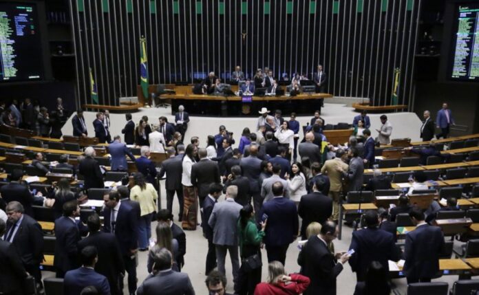 camara-aprova-urgencia-de-projeto-que-preve-licenca-menstrual.-entenda camara-aprova-urgencia-de-projeto-que-preve-licenca-menstrual.-entenda