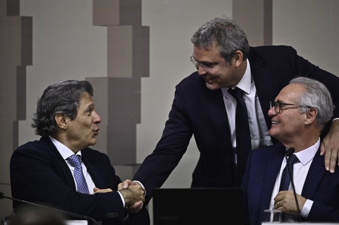 haddad-e-renan-calheiros-almocam-nesta-terca-feira-para-debater-isencao-do-imposto-de-renda