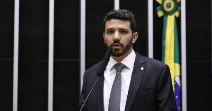neto-carletto-apresenta-relatorio-e-inclui-bagagens-de-mao-e-tambem-as-despachadas-entre-as-que-terao-gratuidade neto-carletto-apresenta-relatorio-e-inclui-bagagens-de-mao-e-tambem-as-despachadas-entre-as-que-terao-gratuidade