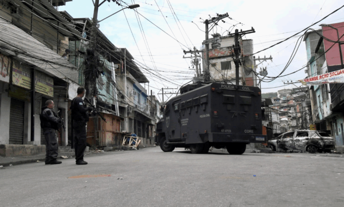 com-vias-interditadas,-rio-de-janeiro-entra-em-estagio-2-de-atencao com-vias-interditadas,-rio-de-janeiro-entra-em-estagio-2-de-atencao