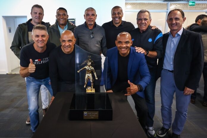 gremio-recebe-taca-da-supercopa-do-brasil-apos-35-anos.-veja-fotos gremio-recebe-taca-da-supercopa-do-brasil-apos-35-anos.-veja-fotos