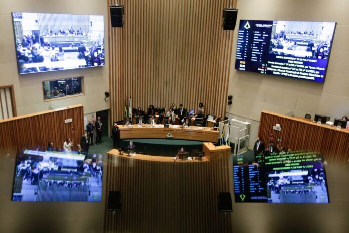 esquerda-x-direita:-clima-esquenta-no-df-em-debate-sobre-mortes-no-rj esquerda-x-direita:-clima-esquenta-no-df-em-debate-sobre-mortes-no-rj