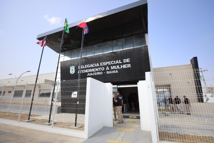 policia-prende-padrasto-acusado-de-estuprar-enteada-de-sete-anos-dentro-de-casa-na-ausencia-da-mae-em-juazeiro policia-prende-padrasto-acusado-de-estuprar-enteada-de-sete-anos-dentro-de-casa-na-ausencia-da-mae-em-juazeiro