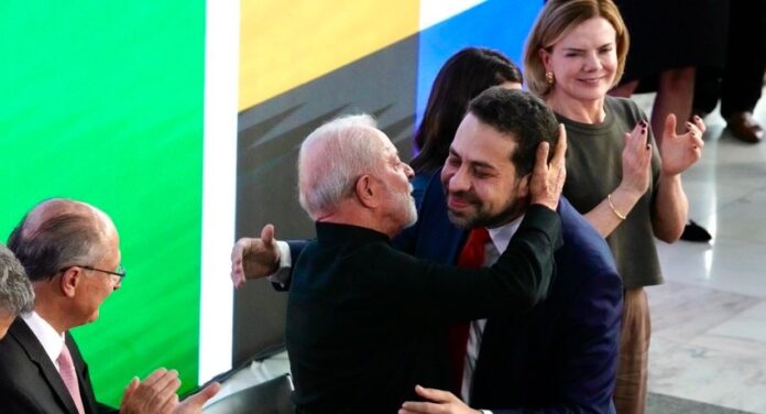 empossado-por-lula,-boulos-diz-que-vai-percorrer-o-pais-e-dialogar-com-todos,-“menos-com-quem-trai-o-brasil” empossado-por-lula,-boulos-diz-que-vai-percorrer-o-pais-e-dialogar-com-todos,-“menos-com-quem-trai-o-brasil”