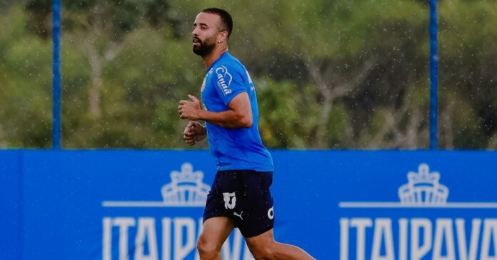 com-caio-alexandre-em-campo,-bahia-segue-preparacao-para-duelo-contra-o-bragantino com-caio-alexandre-em-campo,-bahia-segue-preparacao-para-duelo-contra-o-bragantino