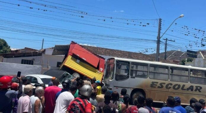 onibus-escolar-colide-com-trailer-e-deixa-mulher-morta-no-centro-de-miguel-calmon onibus-escolar-colide-com-trailer-e-deixa-mulher-morta-no-centro-de-miguel-calmon