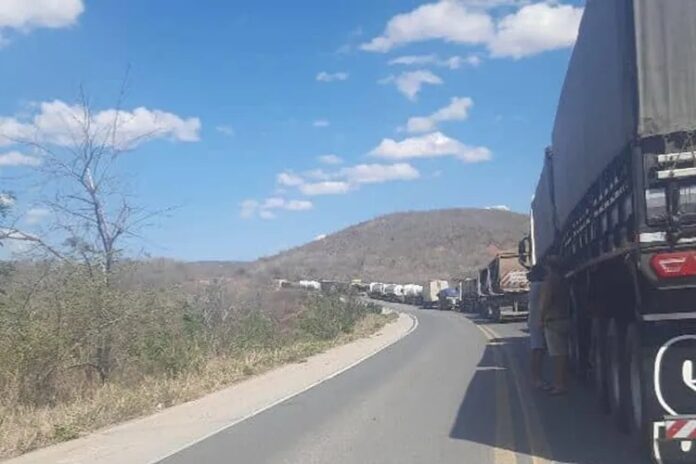 acidente-com-caminhao-tanque-interdita-trecho-da-br-242-na-chapada-diamantina acidente-com-caminhao-tanque-interdita-trecho-da-br-242-na-chapada-diamantina