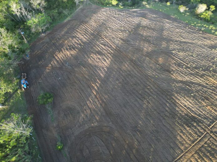 prefeitura-de-teixeira-de-freitas-reforca-apoio-aos-produtores-rurais-com-servico-de-preparo-de-solo