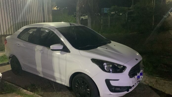 pm-apreende-carro-clonado-e-replica-de-arma-na-praia-do-flamengo,-em-salvador