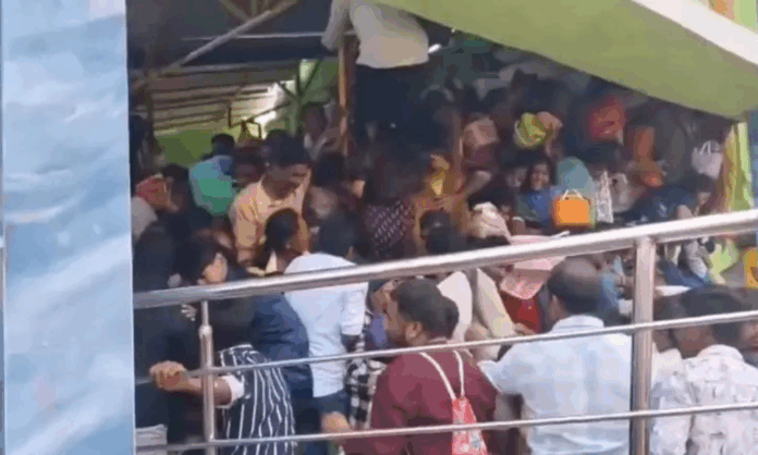 tumulto-em-celebracao-religiosa-na-india-deixa-ao-menos-nove-mortos