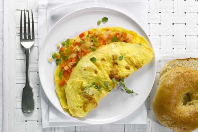 omelete-proteica:-receita-leve-que-nutre-e-ajuda-a-saciar
