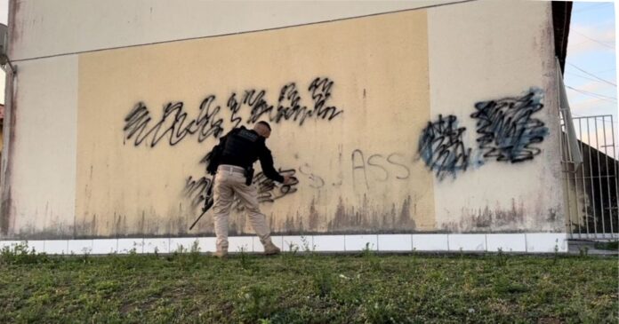 policia-civil-remove-pichacoes-de-faccoes-criminosas-em-feira-de-santana