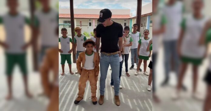 “dna-do-mato”:-ze-vaqueiro-faz-surpresa-para-fa-de-11-anos-em-escola-de-juazeiro;-veja-video