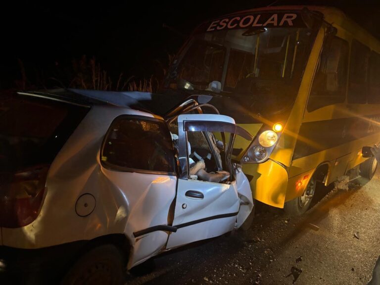 colisao-entre-carro-e-onibus-escolar-deixa-tres-mortos-na-ba-172,-em-santana