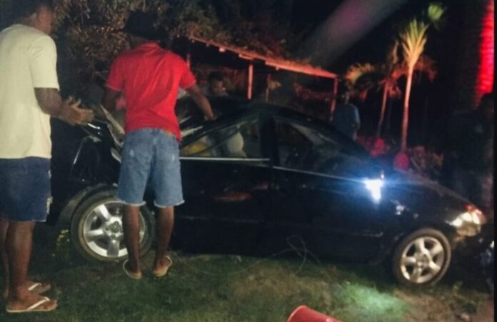 carro-sai-da-pista-e-colide-em-barranco-na-br-101,-em-cruz-das-almas