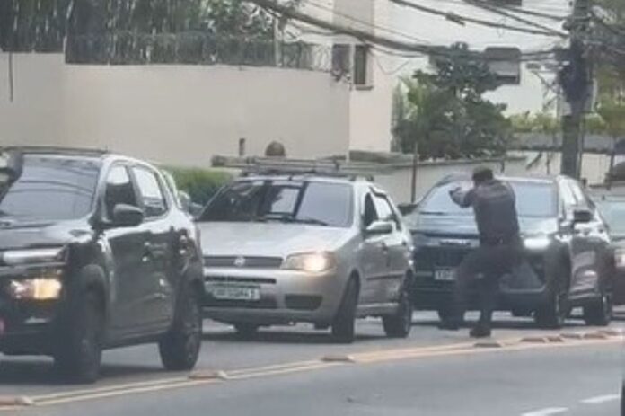 dupla-e-alvejada-por-pms-apos-roubo-em-avenida-na-zona-oeste-de-sp