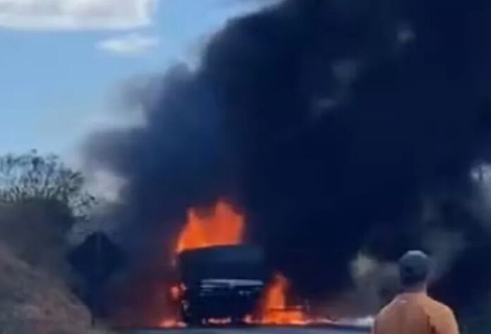 colisao-entre-carretas-provoca-incendio-e-interdita-trecho-da-br-116-em-vitoria-da-conquista