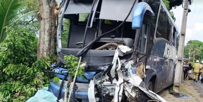 acidente-entre-onibus-e-pick-up-deixa-empresario-morto-e-tres-feridos-no-sul-da-bahia