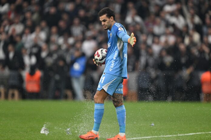 video:-goleiro-da-selecao-brasileira-e-atingido-por-copos-em-classico