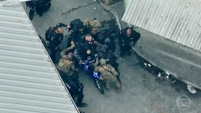 video:-imagens-ineditas-mostram-troca-de-tiros-em-matagal,-resgate-de-feridos-e-suspeitos-rendidos-em-megaoperacao-do-rj