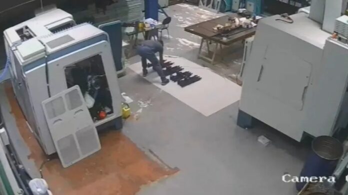 fabricas-clandestinas-de-armas-abasteciam-comando-vermelho-no-rio-de-janeiro