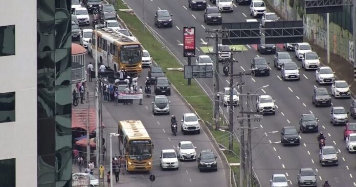 protesto-de-rodoviarios-causa-longo-engarrafamento-na-avenida-paralela-na-manha-desta-terca