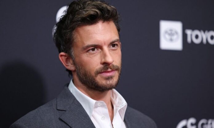 quem-e-jonathan-bailey,-o-primeiro-gay-eleito-‘homem-mais-sexy-do-mundo’