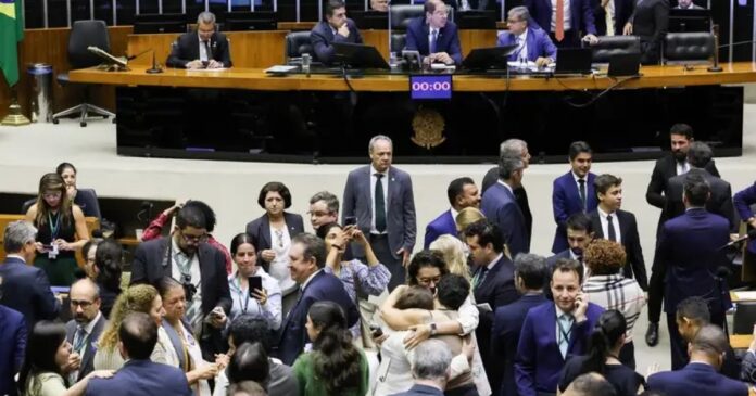 camara-amplia-licenca-paternidade-de-cinco-para-20-dias;-mudanca-acontecera-de-forma-gradual-ate-2029
