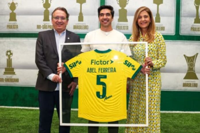 abel-ferreira-recebe-homenagem-por-completar-5-anos-no-palmeiras