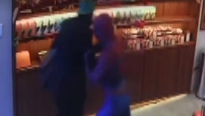 video:-“homem-aranha”-impede-furto-em-loja-de-chocolates-em-ponto-turistico-na-bahia