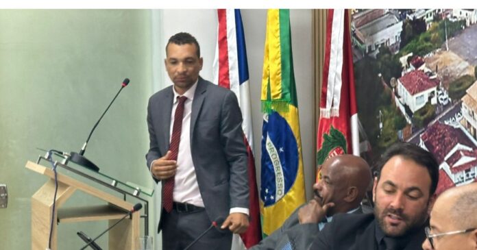 camara-na-bahia-suspende-mandato-de-vereador-acusado-de-assedio;-irma-de-governador-participa-de-sessao