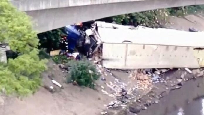 caminhao-cai-na-marginal-tiete