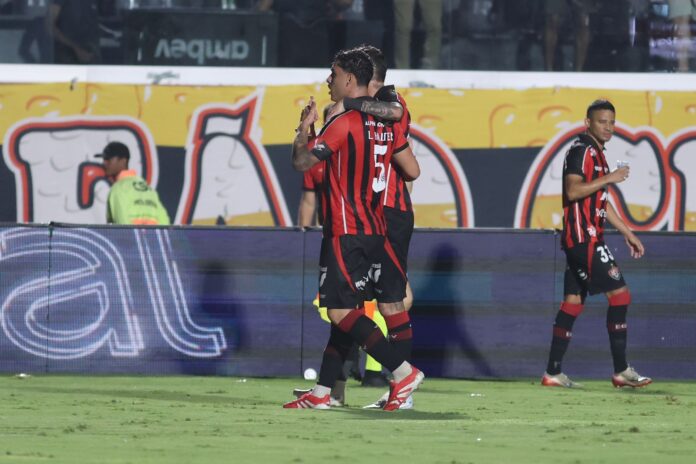 vitoria-vence-o-inter-com-gol-salvador-de-lucas-halter-e-sai-parcialmente-do-z4