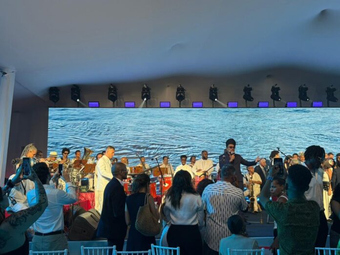 video:-carlinhos-brown-encerra-festival-nosso-futuro-brasil-franca-ao-lado-de-macron