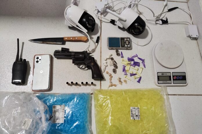 apos-denuncias-de-terrorismo-de-criminosos,-pm-apreende-arma,-drogas-e-veiculo-em-acao-na-zona-rural-de-guaratinga;-criminoso-morre