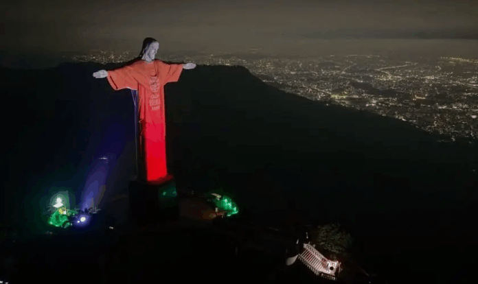 versiculo-da-biblia-e-projetado-no-cristo-redentor