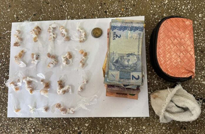 casal-reage-violentamente-e-e-preso-com-crack-durante-abordagem-policial-em-teixeira-de-freitas