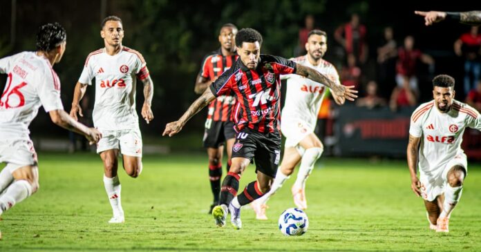 xo,-zica:-apos-gol-decisivo,-matheuzinho-da-1a-assistencia-na-serie-a-e-recupera-espaco-no-vitoria