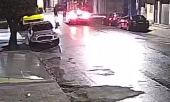 camera-flagra-momento-em-que-trio-armado-rende-advogado-e-rouba-carro-no-centro-de-itabela