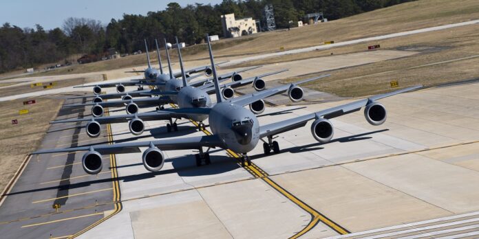 sete-pessoas-sao-hospitalizadas-apos-abrirem-pacote-suspeito-em-base-militar-dos-eua